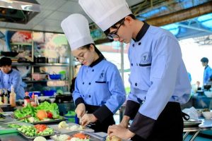 sinh viên thực hành chế biến món ăn tại nhà hàng