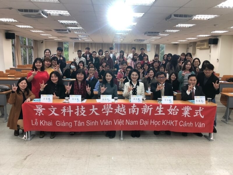 thăm và làm việc tại đại học cảnh văn