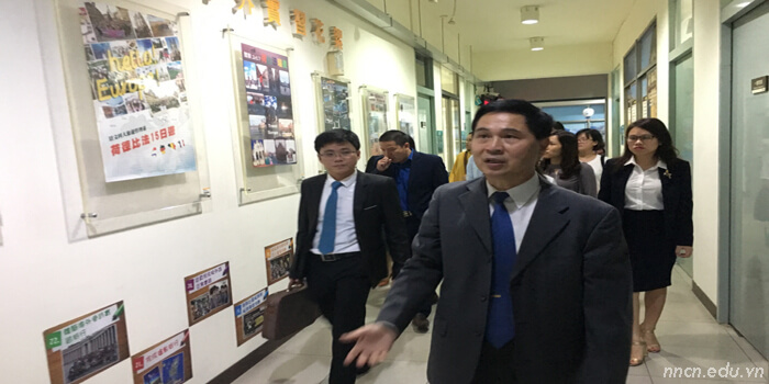 Thăm cơ sở vật chất và giao lưu với học sinh Việt Nam tại trường thăm đại học cảnh văn - đài loan