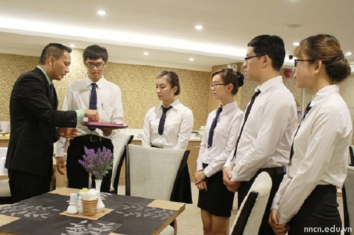 học quản trị khách sạn ra trường làm gì