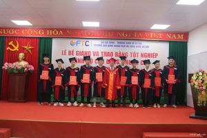 trao bằng bằng nằng tốt nghiệp trình độ cao đẳng ngoại ngữ và công nghệ hà nội