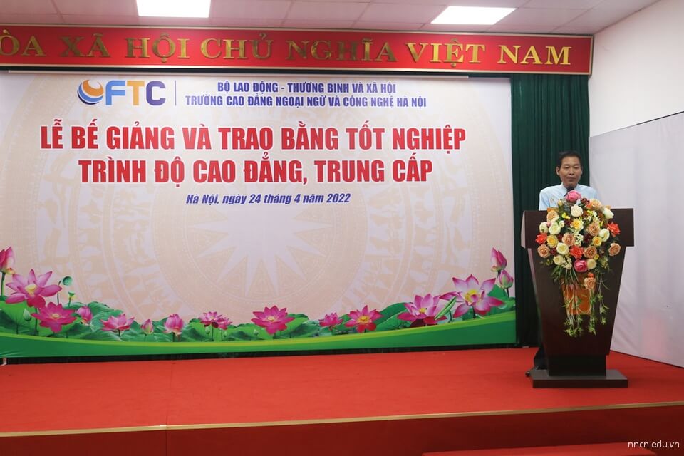 trao bằng nằng tốt nghiệp trình độ cao đẳng ngoại ngữ và công nghệ hà nội