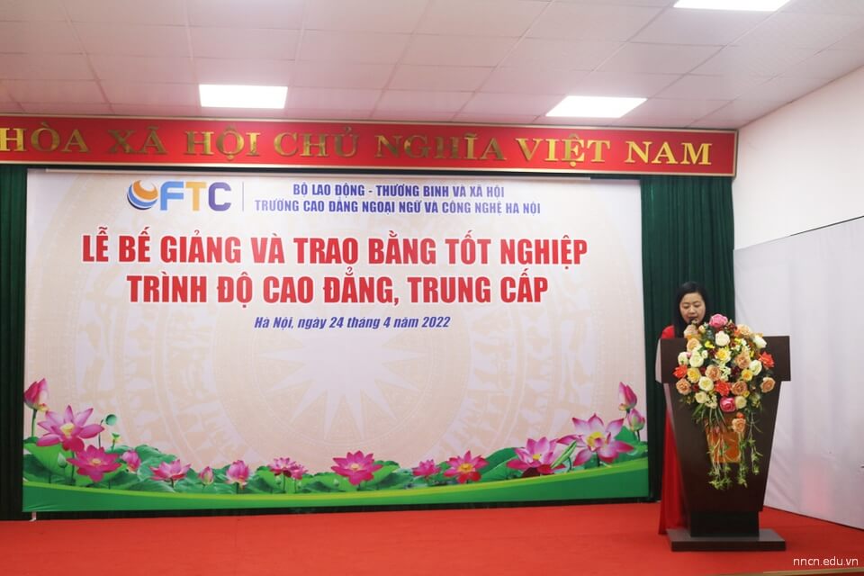 trao bằng nằng tốt nghiệp trình độ cao đẳng ngoại ngữ và công nghệ hà nội