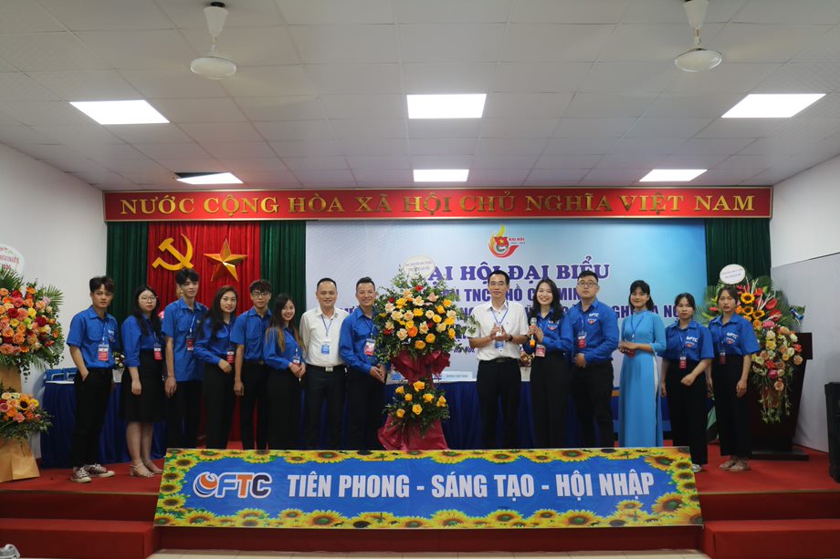 Đại hội Đại biểu Đoàn TNCS Hồ Chí Minh Trường Cao đẳng Ngoại ngữ và Công nghệ Hà Nội, nhiệm kỳ 2022-2024 Ban giám hiệu Nhà trường tặng họa Đại hội