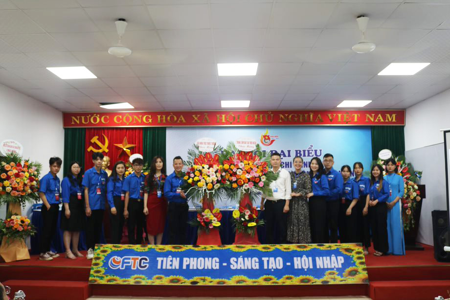Đại hội Đại biểu Đoàn TNCS Hồ Chí Minh Trường Cao đẳng Ngoại ngữ và Công nghệ Hà Nội, nhiệm kỳ 2022-2024 Đại biểu tặng hoa Ban chấp hành Đoàn trường