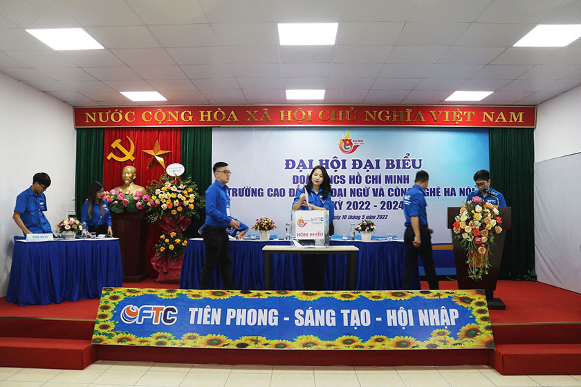 Đại hội Đại biểu Đoàn TNCS Hồ Chí Minh Trường Cao đẳng Ngoại ngữ và Công nghệ Hà Nội, nhiệm kỳ 2022-2024 Đại biểu bỏ phiếu bầu Ban chấp hành Đoàn trường