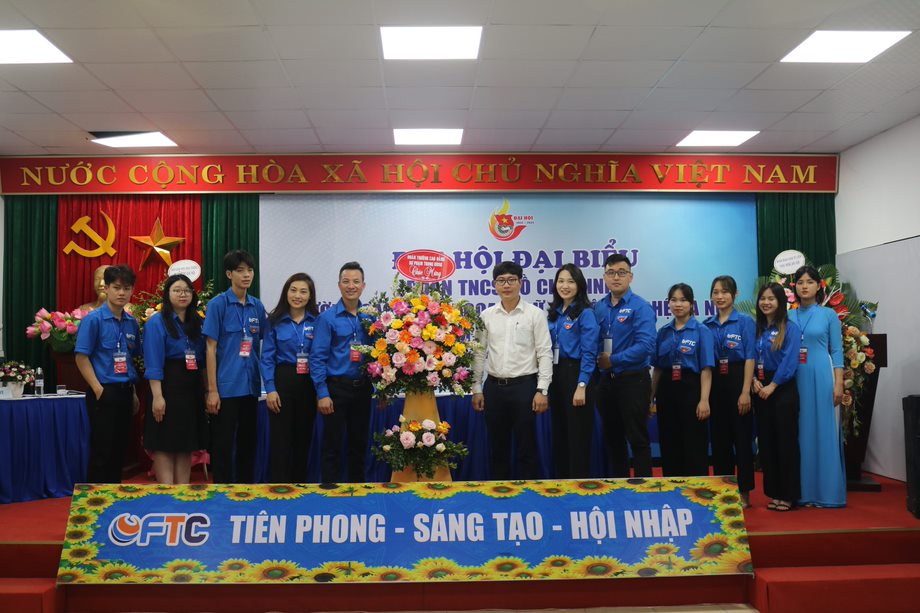 Đại diện Ban chấp hành Trường Cao đẳng Sư phạm Trung ương tặng hoa Đại hội