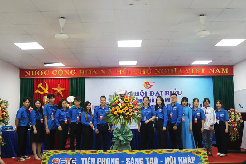 Đại hội Đại biểu Đoàn TNCS Hồ Chí Minh Trường Cao đẳng Ngoại ngữ và Công nghệ Hà Nội, nhiệm kỳ 2022-2024 Quận đoàn Nam Từ Liêm tặng hoa chúc mừng Đại hội