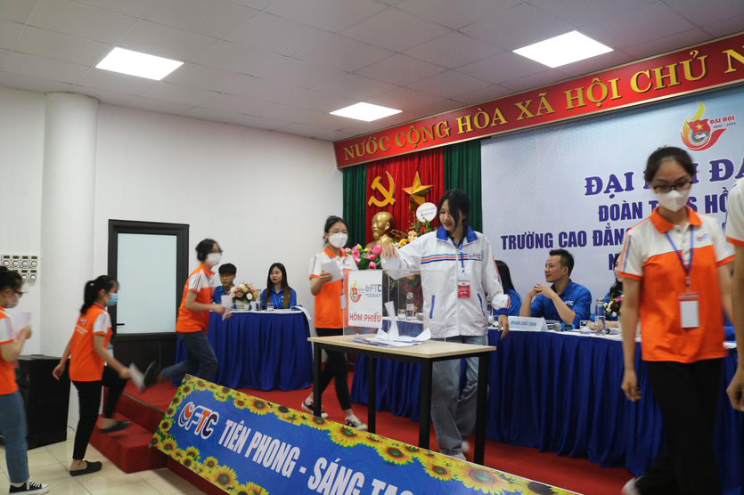 Đại hội Đại biểu Đoàn TNCS Hồ Chí Minh Trường Cao đẳng Ngoại ngữ và Công nghệ Hà Nội, nhiệm kỳ 2022-2024 Đại biểu bỏ phiếu bầu Ban chấp hành Đoàn trường
