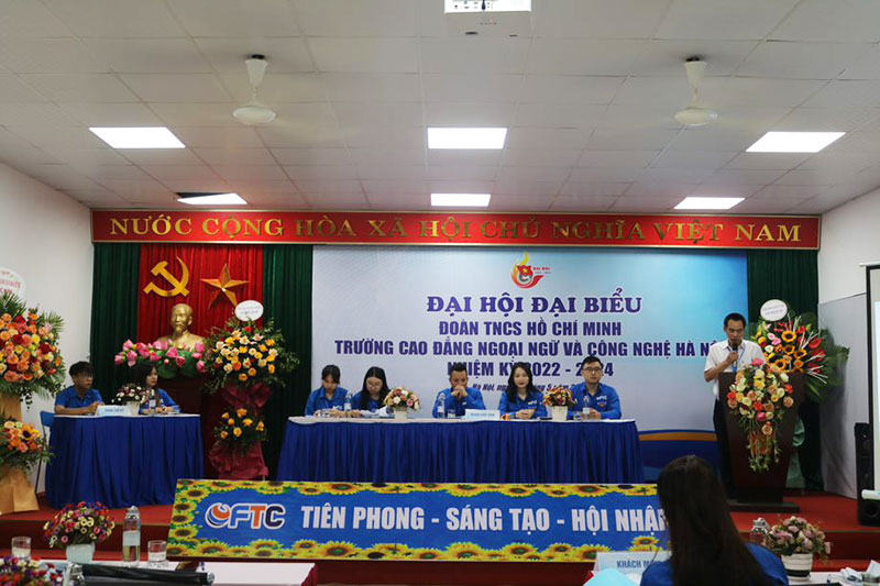 Đại hội Đại biểu Đoàn TNCS Hồ Chí Minh Trường Cao đẳng Ngoại ngữ và Công nghệ Hà Nội, nhiệm kỳ 2022-2024 Phó Hiệu trưởng Nhà trường phát biểu tại Đại hội
