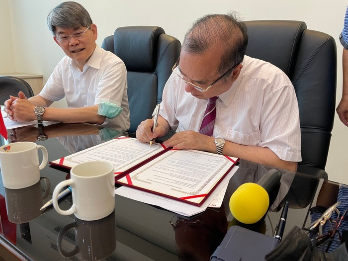 hieu-truong-truong-dai-học-khoa-hoc-ky-thuat-Chihlee-ky-bien-ban-hop-tac-giua-hai-nha-truong