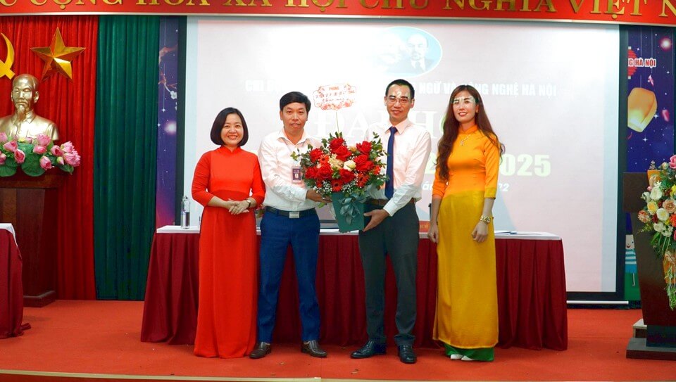 Cao đẳng Ngoại ngữ và Công nghệ Hà Nội tổ chức Đại hội Chi bộ nhiệm kỳ 2022-2025