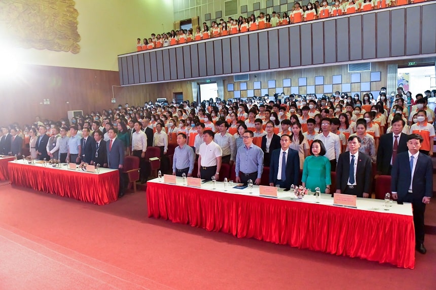 nhà trường có chính sách thu hút nguồn nhân lực chất lượng cao