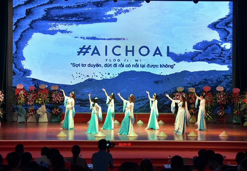 múa "Ai chờ ai - Gió đánh đò đưa"