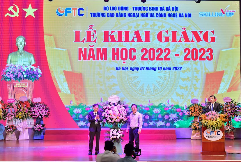 Hình ảnh đáng nhớ tại Lễ khai giảng năm học 2022-2023 trường Cao đẳng Ngoại ngữ và Công nghệ Hà Nội