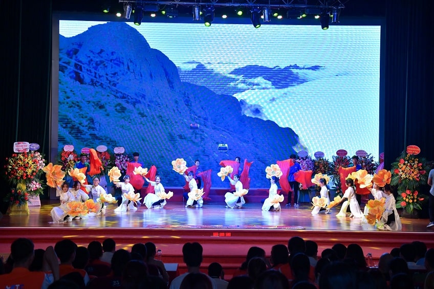 Múa "Rạng rỡ Việt Nam"