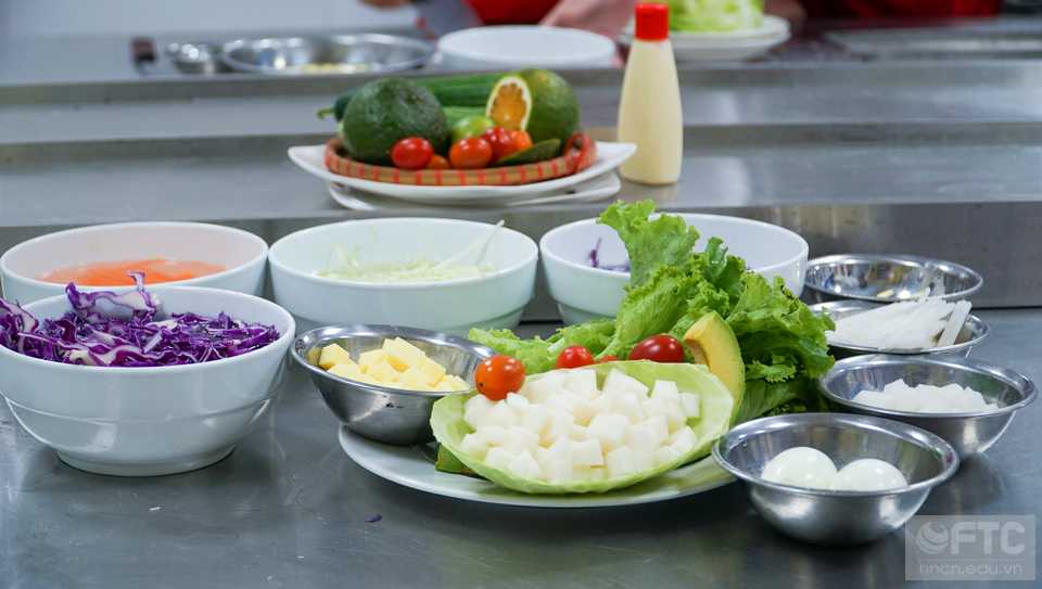 Giờ thực hành Chế biến món Salat của Sinh viên Chế Biến Món Ăn