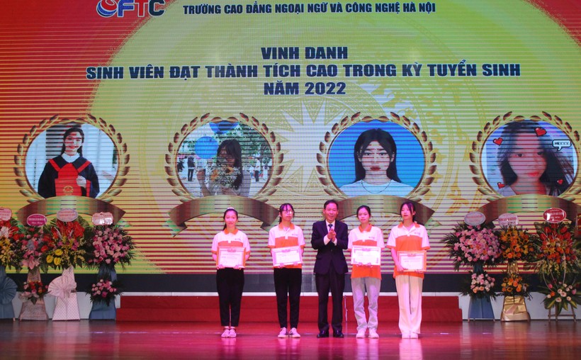 Trường Cao đẳng Ngoại ngữ và Công nghệ Hà Nội chào năm học mới thầy Hiệu trưởng trao quà cho tân sinh viên có kết quả đầu vào cao