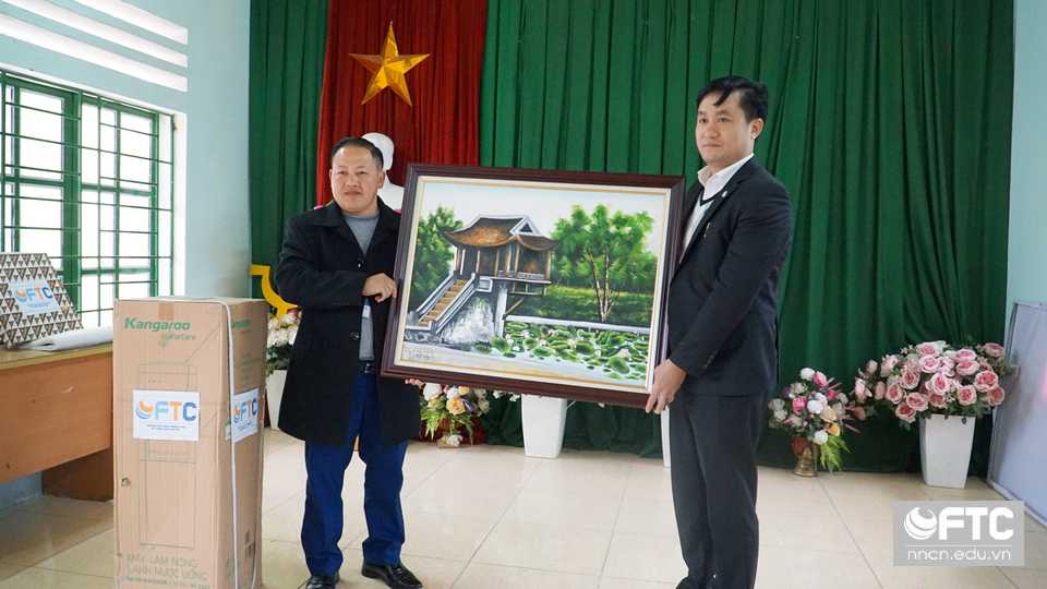 Đoàn thiện nguyện FTC tặng quà kỉ niệm cho UBND Xã