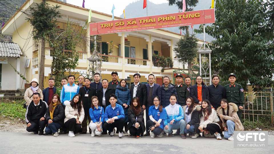 Đoàn thiện nguyện trường Cao đẳng Ngoại ngữ và Công nghệ Hà Nội và UBND Xã Thải Phìn Tủng chụp ảnh lưu niệm