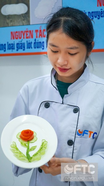 Thực hành cắt tỉa và trang trí món ăn