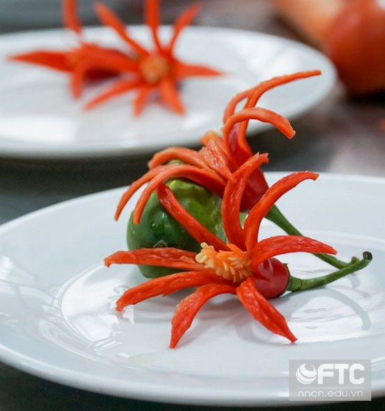 Thực hành cắt tỉa và trang trí món ăn