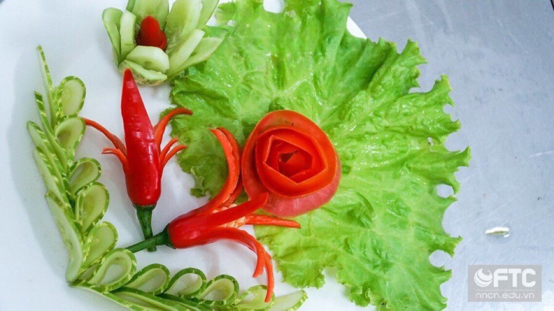 Thực hành cắt tỉa và trang trí món ăn