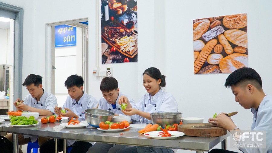 Thực hành cắt tỉa và trang trí món ăn