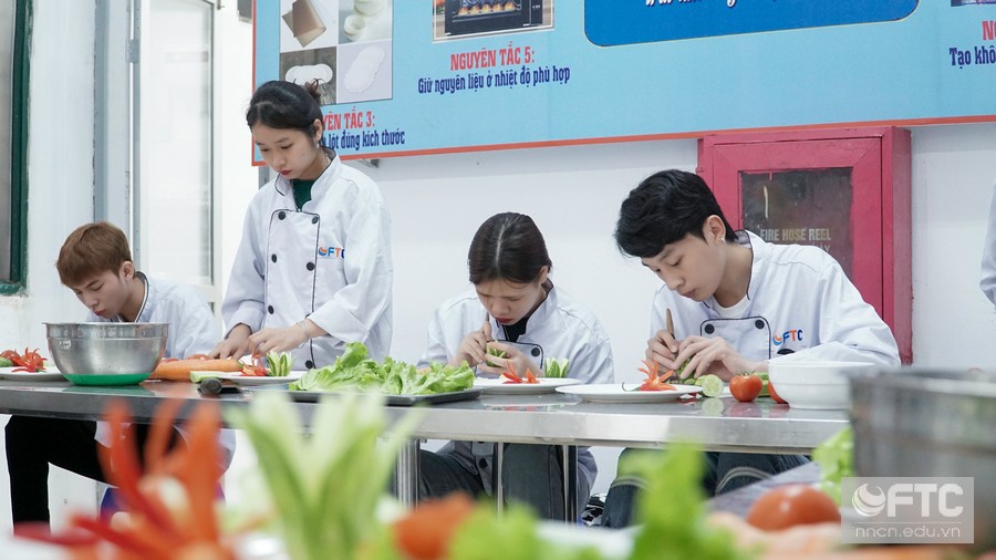 Thực hành cắt tỉa và trang trí món ăn