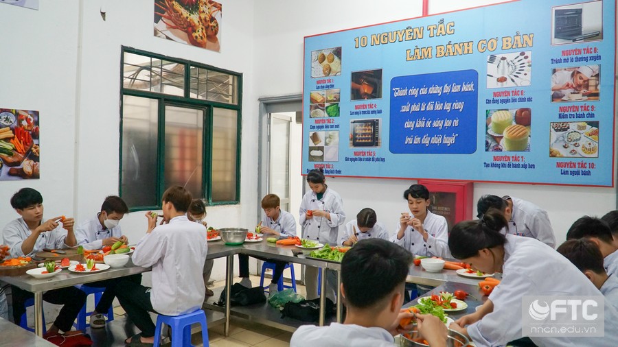 Thực hành cắt tỉa và trang trí món ăn