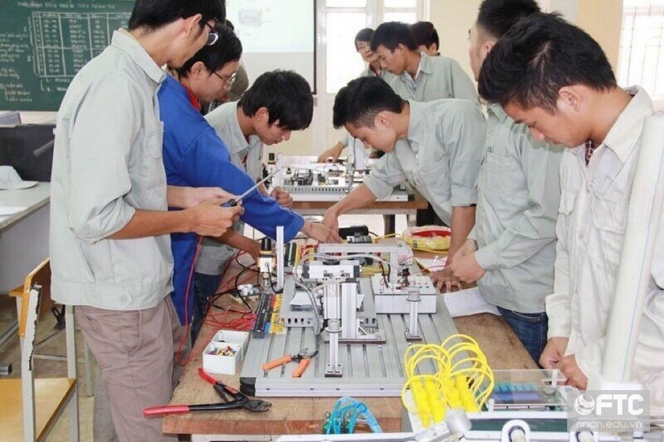 Thực hành đóng vai trò quan trọng đối với ngành Điện tử công nghiệp