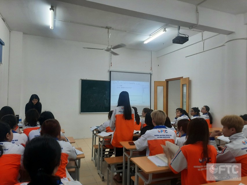 Sinh viên ngành tiếng Trung Quốc Trường Cao đẳng Ngoại ngữ và Công nghệ Hà Nội