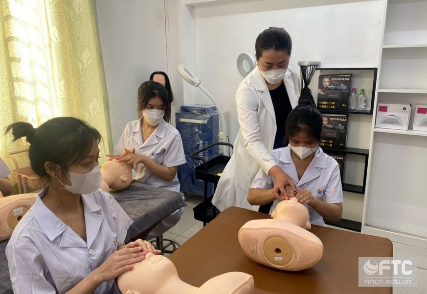 Nghề chăm sóc sắc đẹp