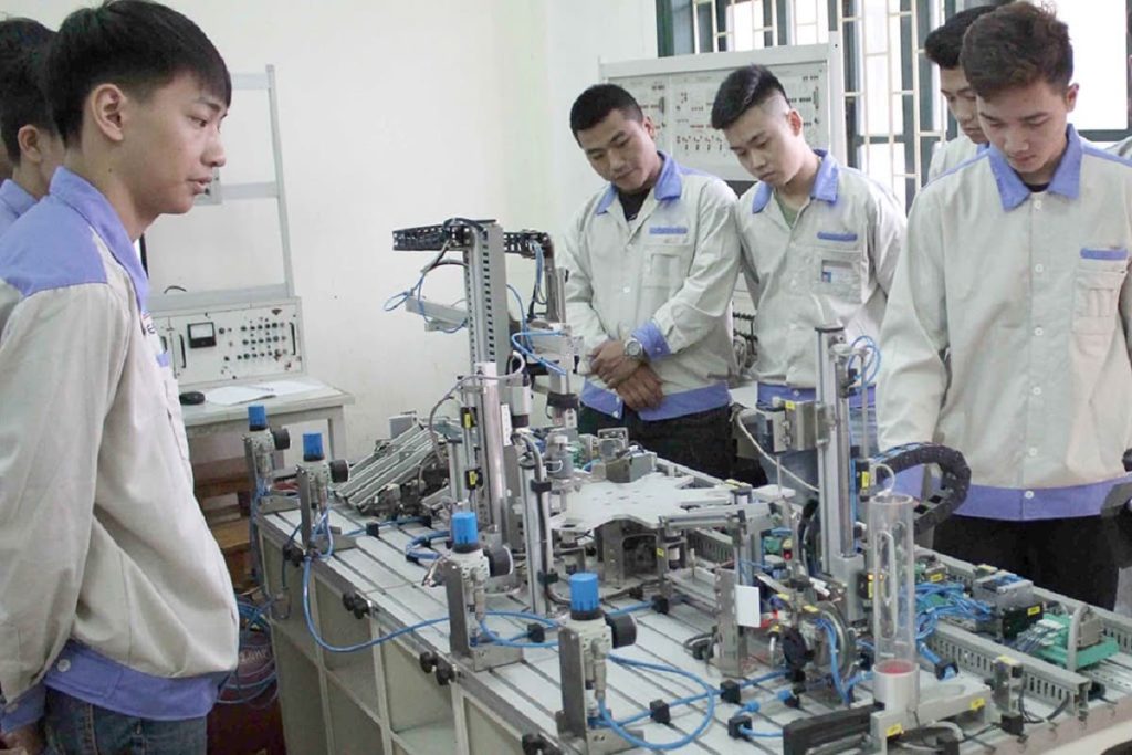Tố chất học ngành Công nghệ Kỹ thuật Điện Điện tử Kỹ năng giao tiếp trong ngành Công nghệ Kỹ thuật Điện Điện tử