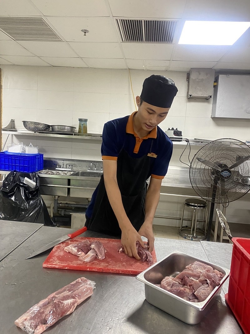 Nét đẹp lao động của sinh viên ngành Kỹ thuật Chế biến món ăn thực tập tại Khách sạn Flamingo Cát Bà - Hải Phòng