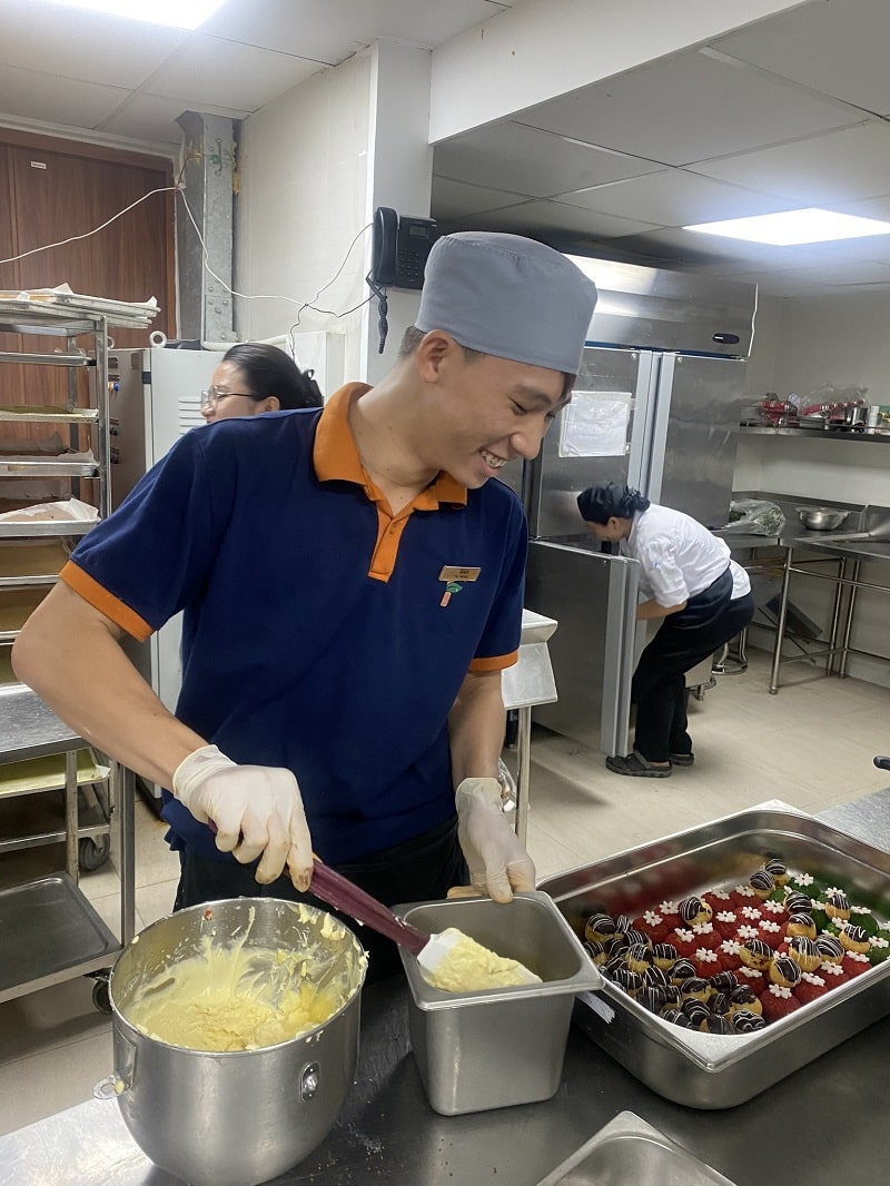 Nét đẹp lao động của sinh viên ngành Kỹ thuật Chế biến món ăn thực tập tại Khách sạn Flamingo Cát Bà - Hải Phòng