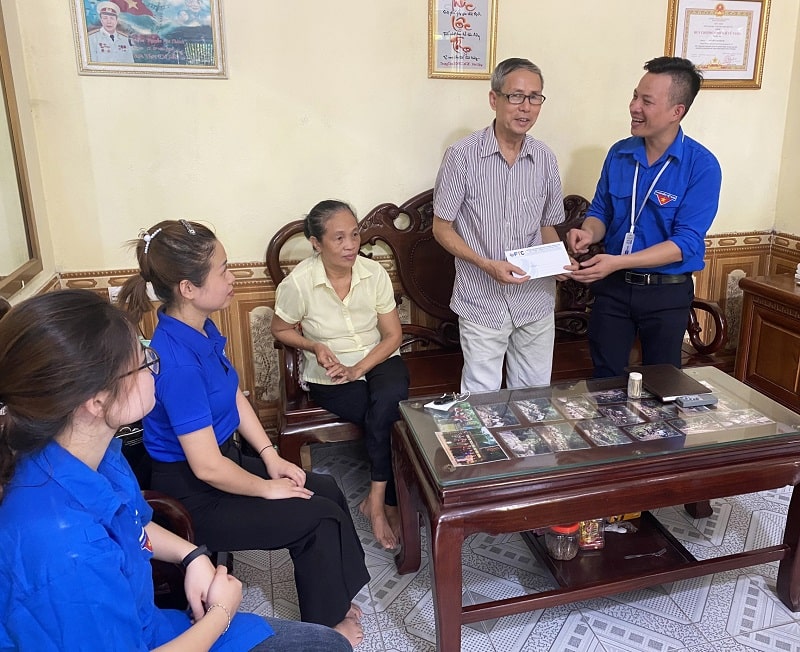 Đoàn TNCS FTC thăm hỏi, tặng quà tri ân các anh hùng liệt sỹ
