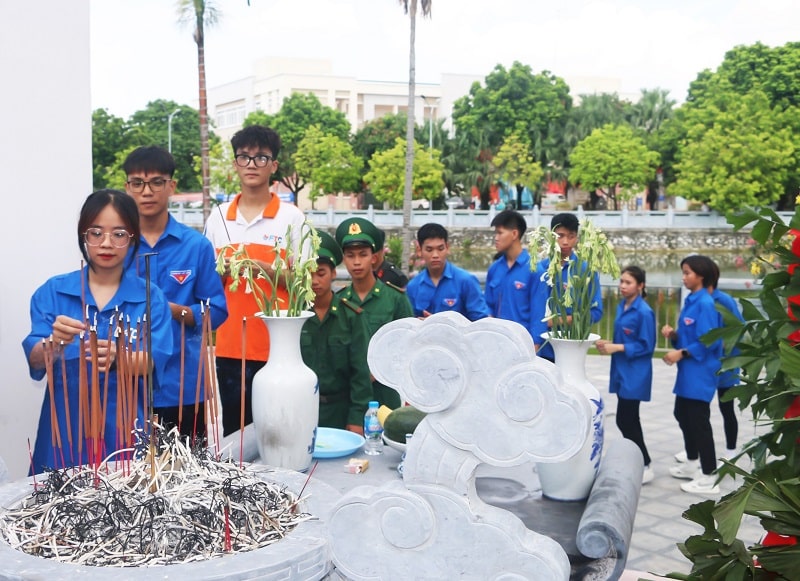 Đoàn TNCS FTC thăm hỏi, tặng quà tri ân các anh hùng liệt sỹ Dâng hương các anh hùng liệt sỹ tại nghĩa trang quận Bắc Từ Liêm