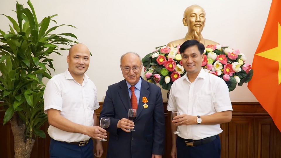 Tiến sỹ Kambiz Ghawami đón nhận Huân chương Hữu nghị của Chủ tịch nước