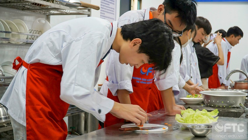 sinh viên ngành chế biến món ăn