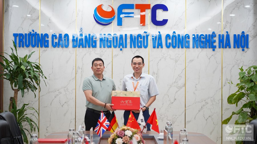 Lễ kí kết hợp tác giữa Trường Cao đẳng Ngoại ngữ và Công nghệ Hà Nội (FTC) và Học viện Kỹ thuật và Dạy nghề Hiện đại Quảng Tây