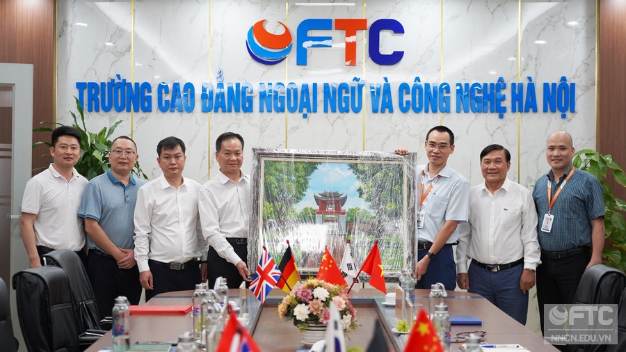 Lễ kí kết hợp tác giữa Trường Cao đẳng Ngoại ngữ và Công nghệ Hà Nội (FTC) và Học viện Kỹ thuật và Dạy nghề Hiện đại Quảng Tây