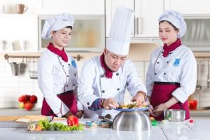 Yếu tố ảnh hưởng đến mức lương của cử nhân Kỹ thuật chế biến món ăn