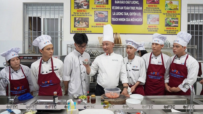 Chia sẻ một số kinh nghiệm nấu ăn. Học ngành gì khi muốn theo nghề nấu ăn? Chia sẽ kinh nghiệm nấu ăn cho người mới
