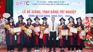 lễ bế giảng và trao bằng tốt nghiệp cho sinh viên K21