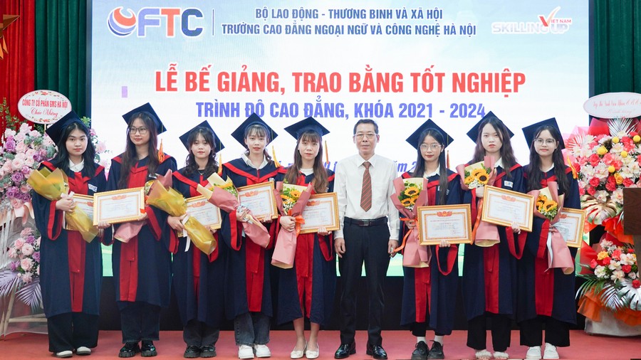 lễ bế giảng và trao bằng tốt nghiệp cho sinh viên K21