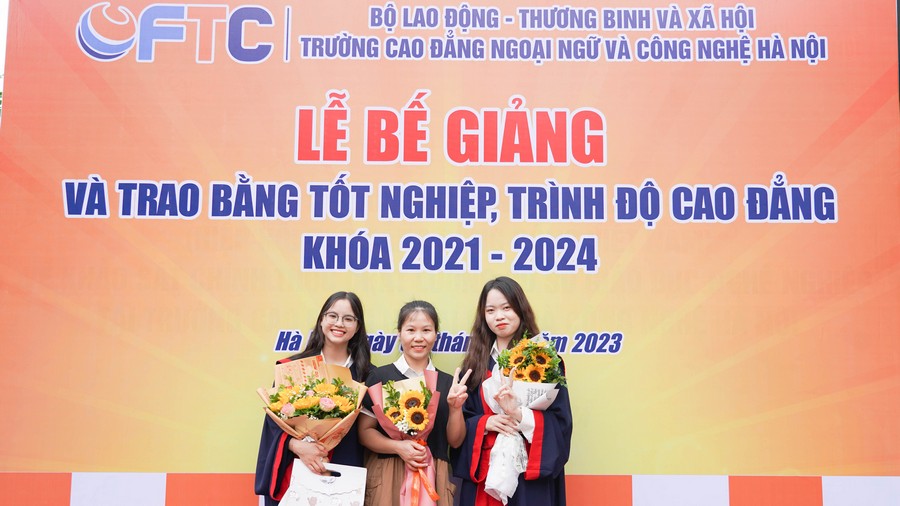 lễ bế giảng và trao bằng tốt nghiệp cho sinh viên K21