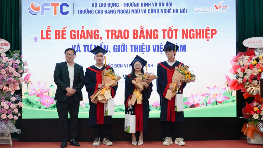 lễ bế giảng và trao bằng tốt nghiệp cho sinh viên K21