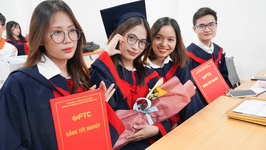 lễ bế giảng và trao bằng tốt nghiệp cho sinh viên K21