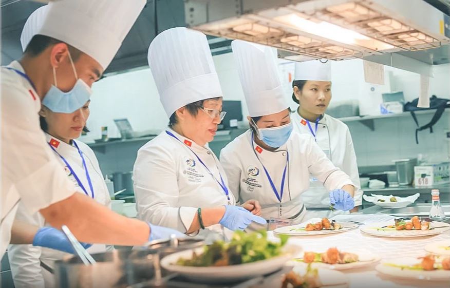 Đầu bếp cần giao tiếp với những đối tượng nào?